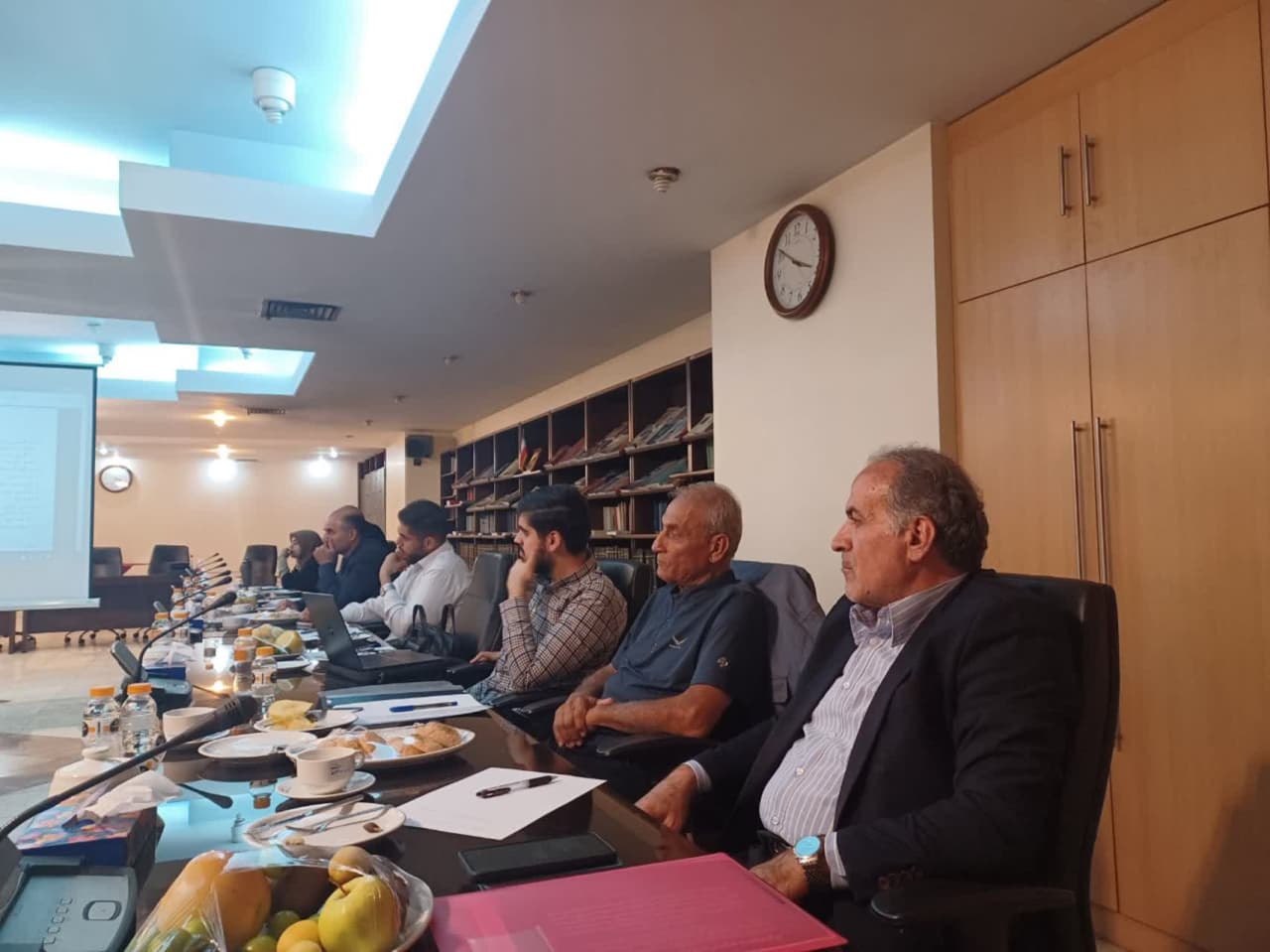 دومين نشست *میز بازماندگي از تحصيل * در اندیشکده دانا
